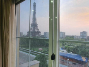 Facing Eifel Tower Apartments